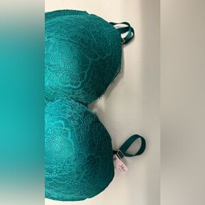 Victoria Secret push up bra never worn has half the tags